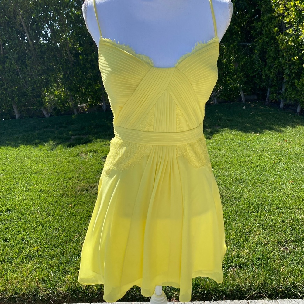 Beautiful mini chiffon yellow dress from BCBG - Size 6